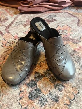 Clarks Artisan Ruthie Trellis Gray Leather Clogs Mules 9M NWB
